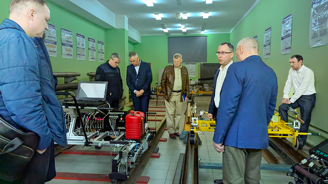 Участники Конференции “Неразрушающий контроль в железнодорожной отрасли — 2025 в выставочном зале Ассоциации “ОКО”