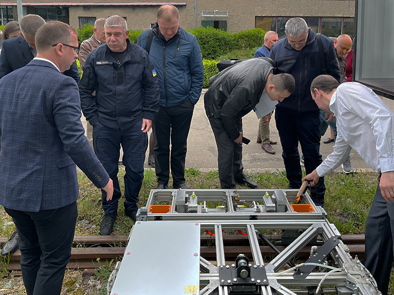 Тележка с ультразвуковыми колесами Системы OKOSCAN 73HS на выставке Ассоциации “ОКО”, 2025, Киев